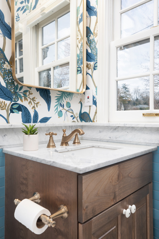Источник вдохновения для домашнего уюта: маленькая ванная комната в классическом стиле с фасадами с утопленной филенкой, темными деревянными фасадами, душем в нише, унитазом-моноблоком, синей плиткой, керамической плиткой, синими стенами, полом из керамической плитки, душевой кабиной, накладной раковиной, мраморной столешницей, белым полом, душем с распашными дверями, белой столешницей, нишей, тумбой под одну раковину, встроенной тумбой и обоями на стенах для на участке и в саду
