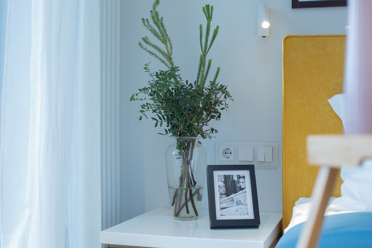 Люкс с парящей кроватью и стеклянной стеной