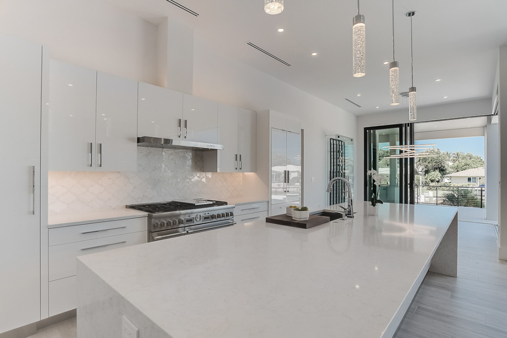 Photo of an expansive contemporary kitchen in Tampa.