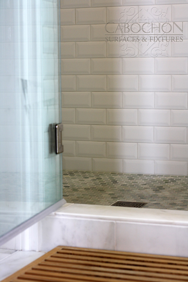 Inredning av ett maritimt mellanstort en-suite badrum, med ett badkar med tassar, en hörndusch, en toalettstol med separat cisternkåpa, möbel-liknande, turkosa skåp, vit kakel, stenkakel, gröna väggar och marmorgolv