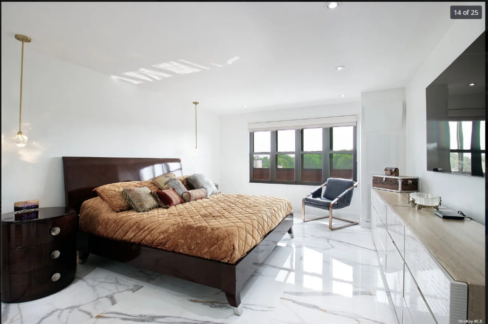 Imagen de habitación de invitados minimalista grande con paredes blancas, suelo de baldosas de porcelana y suelo gris