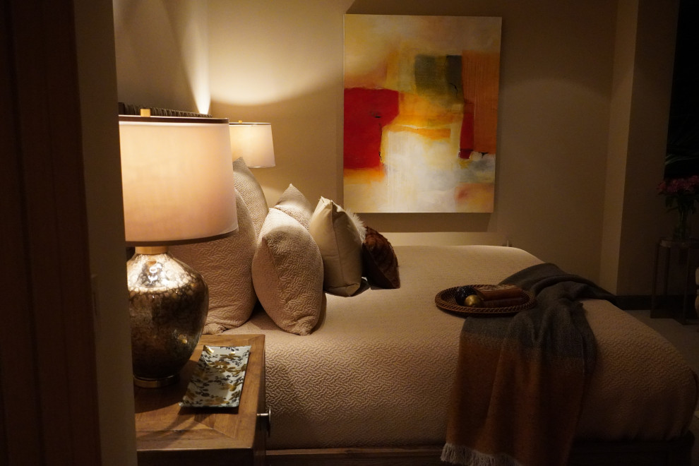 Ejemplo de habitación de invitados actual grande con paredes beige, moqueta y suelo beige