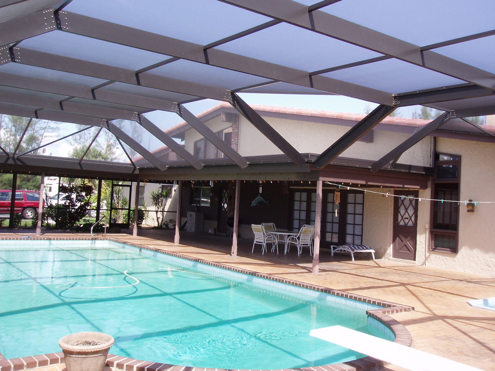 Вольер с навесом из поикарбоната для бассейна и патио