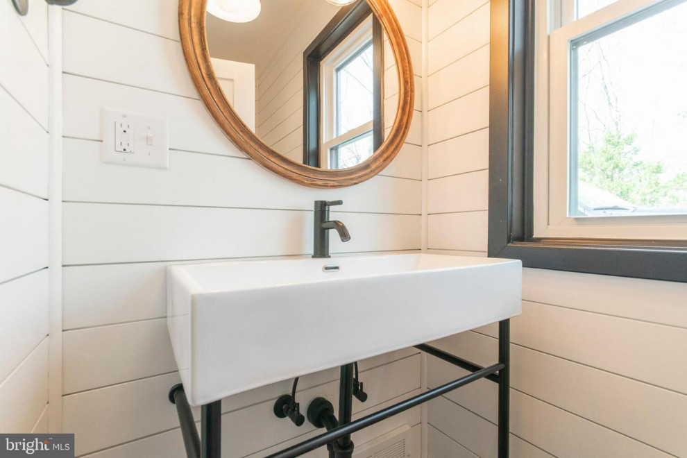 Bild på ett litet lantligt badrum, med vita skåp, en toalettstol med hel cisternkåpa, vita väggar, skiffergolv, ett piedestal handfat, marmorbänkskiva och grått golv