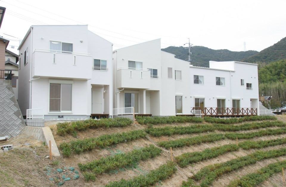 福岡にある小さな地中海スタイルのおしゃれな二階建ての家の写真