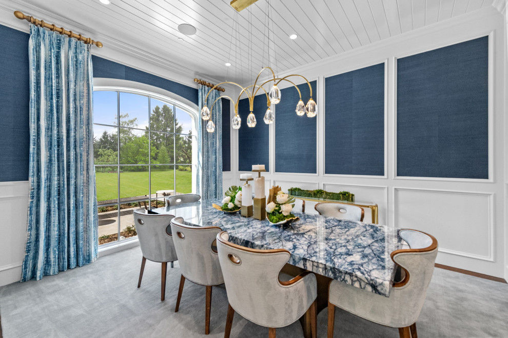 Esempio di un angolo colazione classico di medie dimensioni con pareti blu, moquette, nessun camino, pavimento grigio, soffitto in perlinato e carta da parati