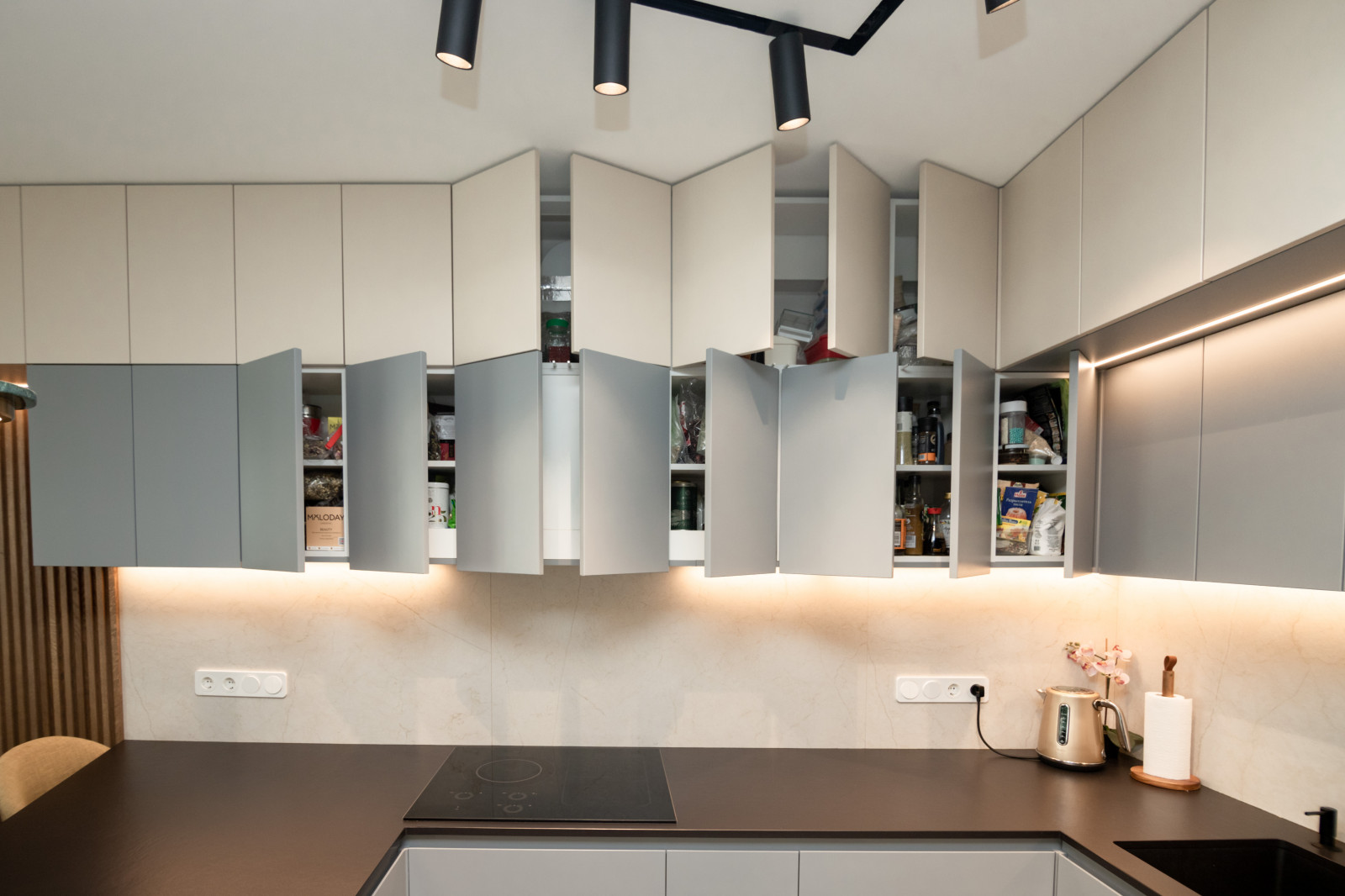 Современная кухня-гостиная с необычной барной стойкой и ТВ-зоной