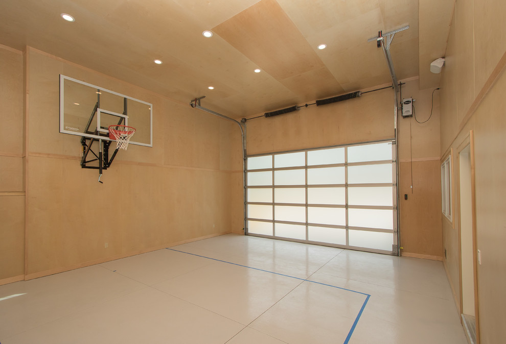 Design ideas for a contemporary indoor sport court in Grand Rapids.