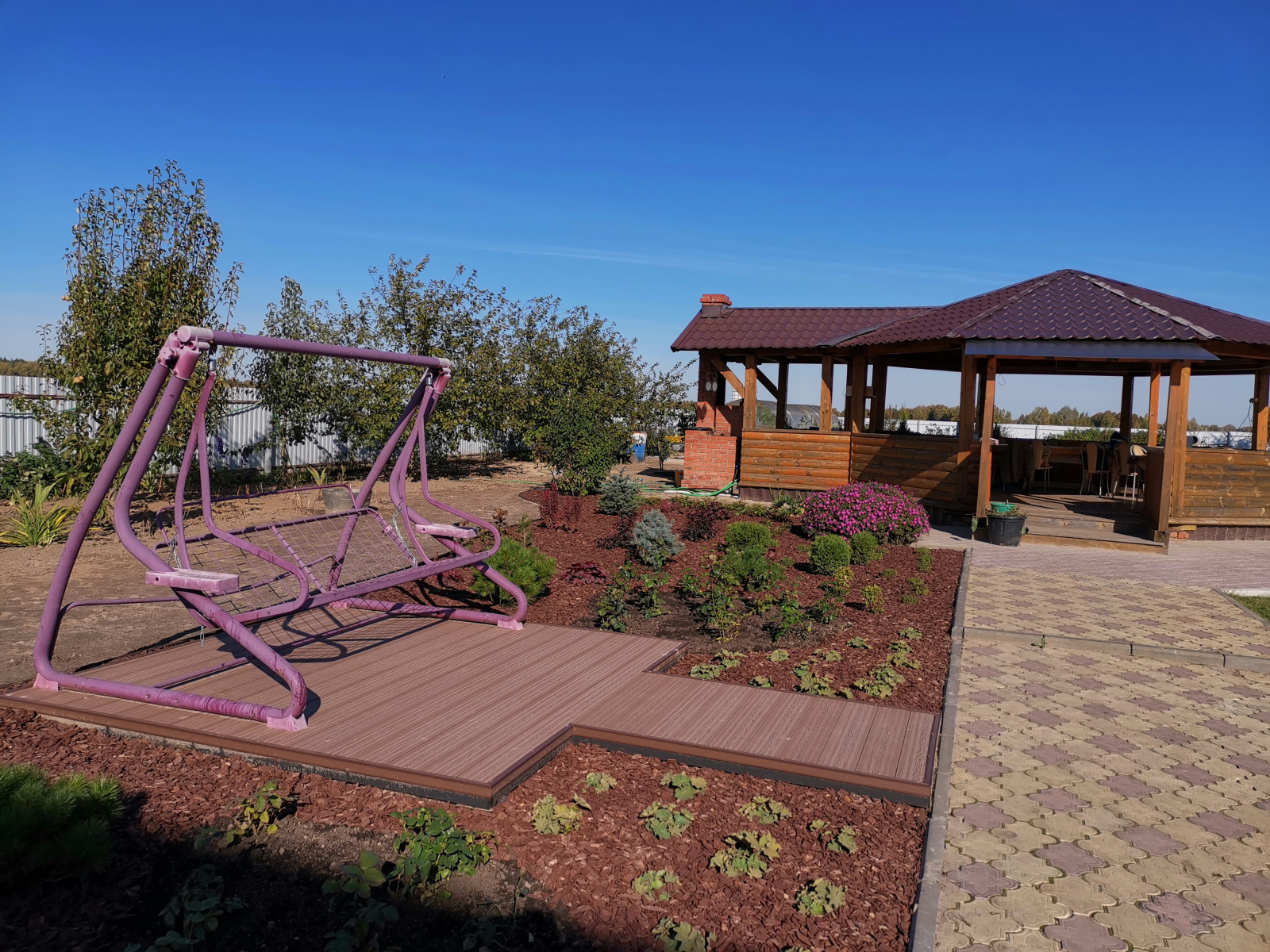 Кокшайск. Пергола – качель, шпалерный забор и обновление участка.