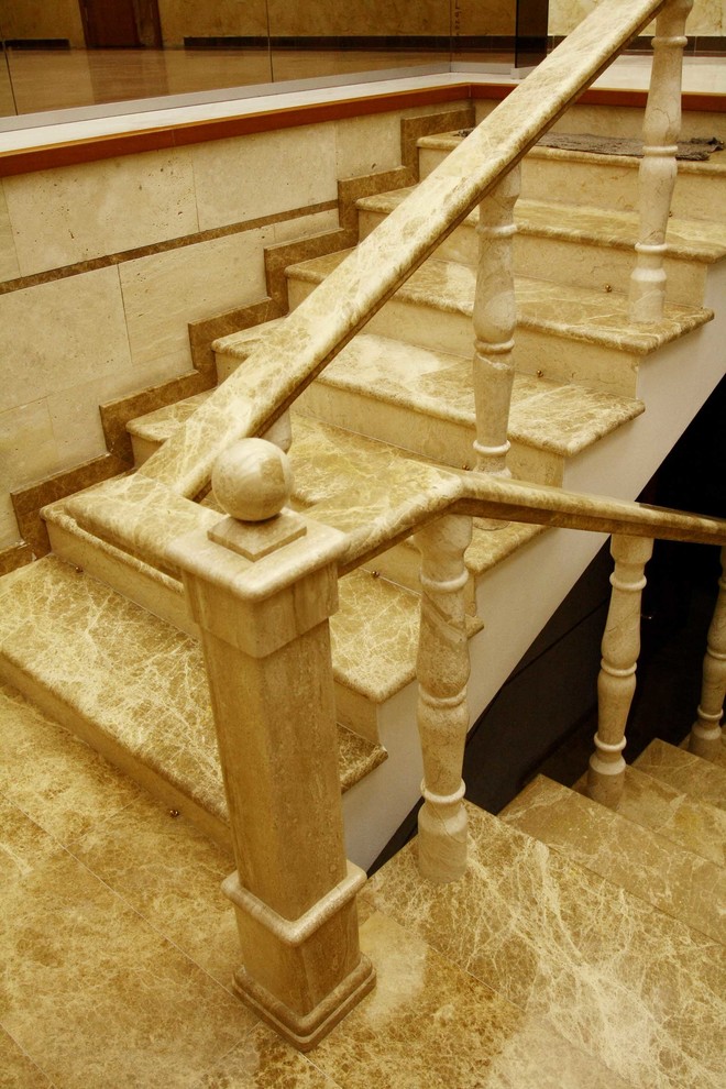 Мраморные перила и ступени