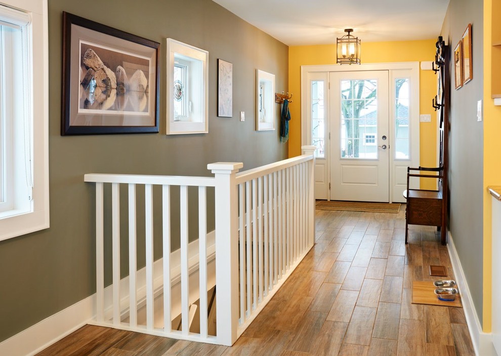 Design ideas for a traditional entryway in Toronto.