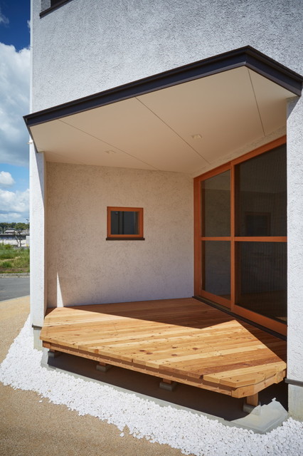 六角形の家 asiatico-terraza-y-balcon
