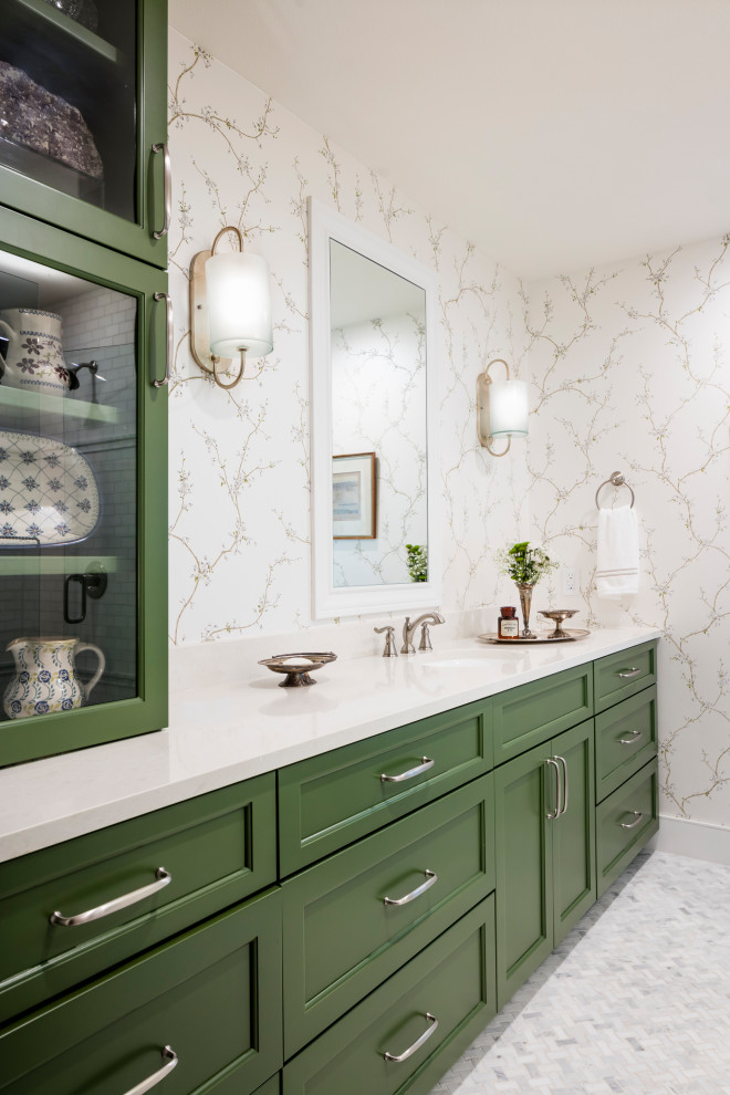 Idéer för att renovera ett stort vintage vit vitt badrum med dusch, med gröna skåp, en dusch i en alkov, marmorkakel, marmorgolv, ett undermonterad handfat, bänkskiva i kvarts, grått golv, dusch med gångjärnsdörr och luckor med infälld panel