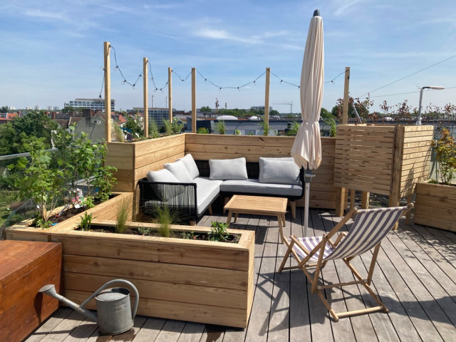 Gro&szlig;e Dachterrasse mit Hochbeeten und Aussendusche deck