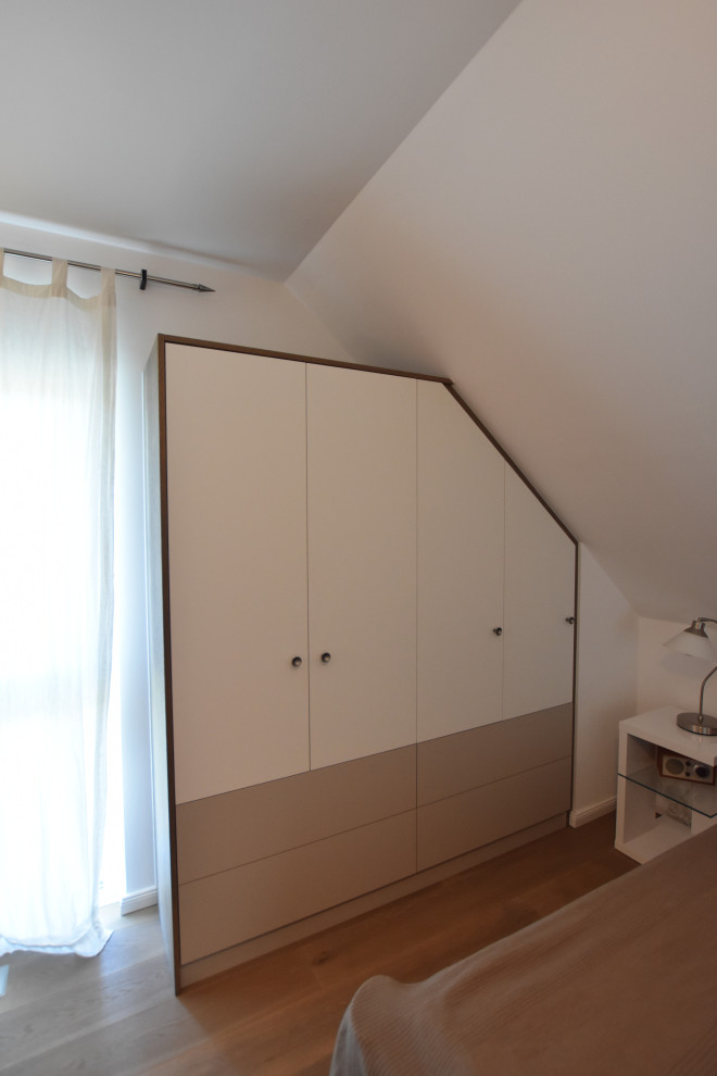 Réalisation d'une chambre d'amis minimaliste de taille moyenne avec un mur blanc, parquet peint, un plafond en papier peint et du papier peint.