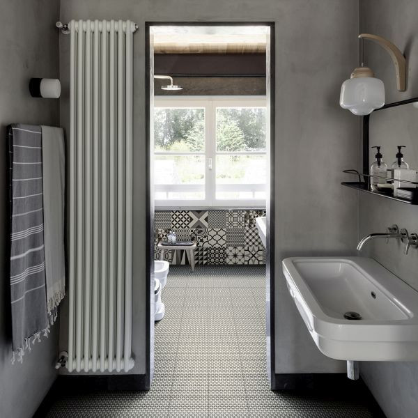 Kleines Industrial Badezimmer mit offener Dusche, schwarz-weißen Fliesen, Steinfliesen, grauer Wandfarbe, Porzellan-Bodenfliesen, Wandwaschbecken, Glaswaschbecken/Glaswaschtisch, schwarzem Boden, Einzelwaschbecken, freistehendem Waschtisch, Tapetendecke und Tapetenwänden in Hamburg