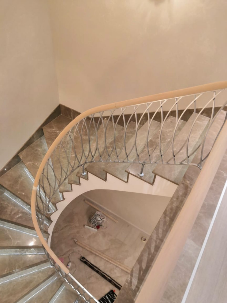 Бетонная лестница с авторским кованным радиусным ограждением