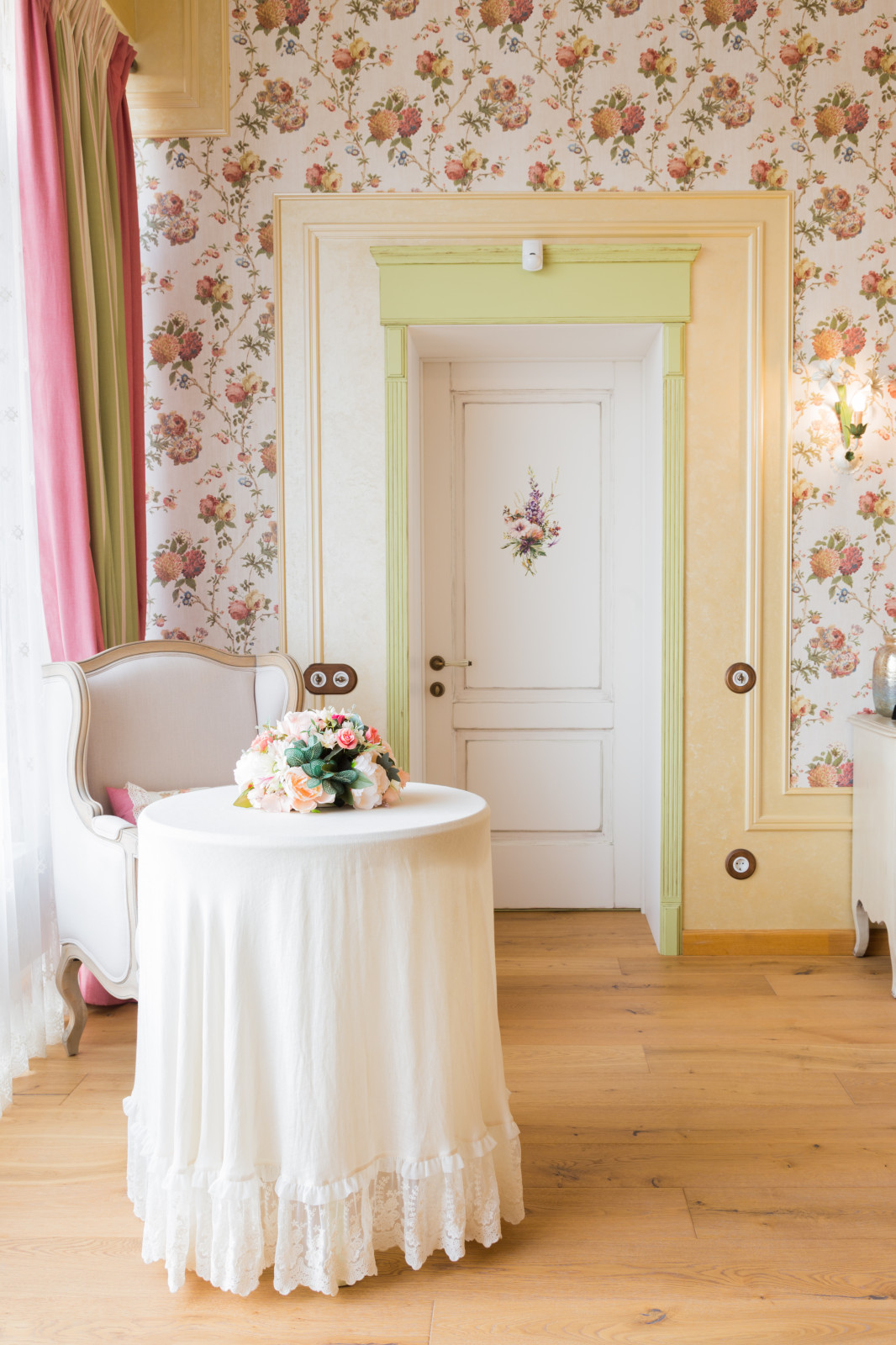 Интерьер гостевого дома в стиле Прованс. Интерьер бассейна (150 кв м)