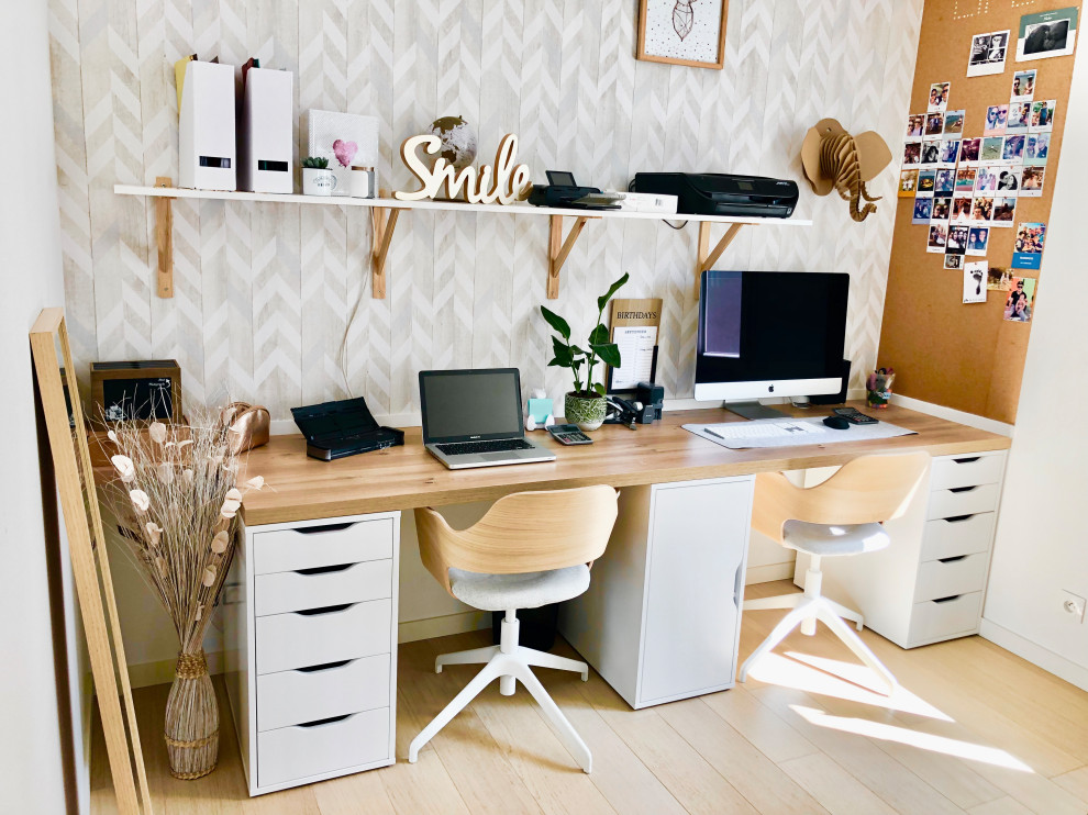 Idées déco pour un petit bureau scandinave avec un mur beige, un bureau intégré, du papier peint, parquet clair, aucune cheminée et un sol beige.