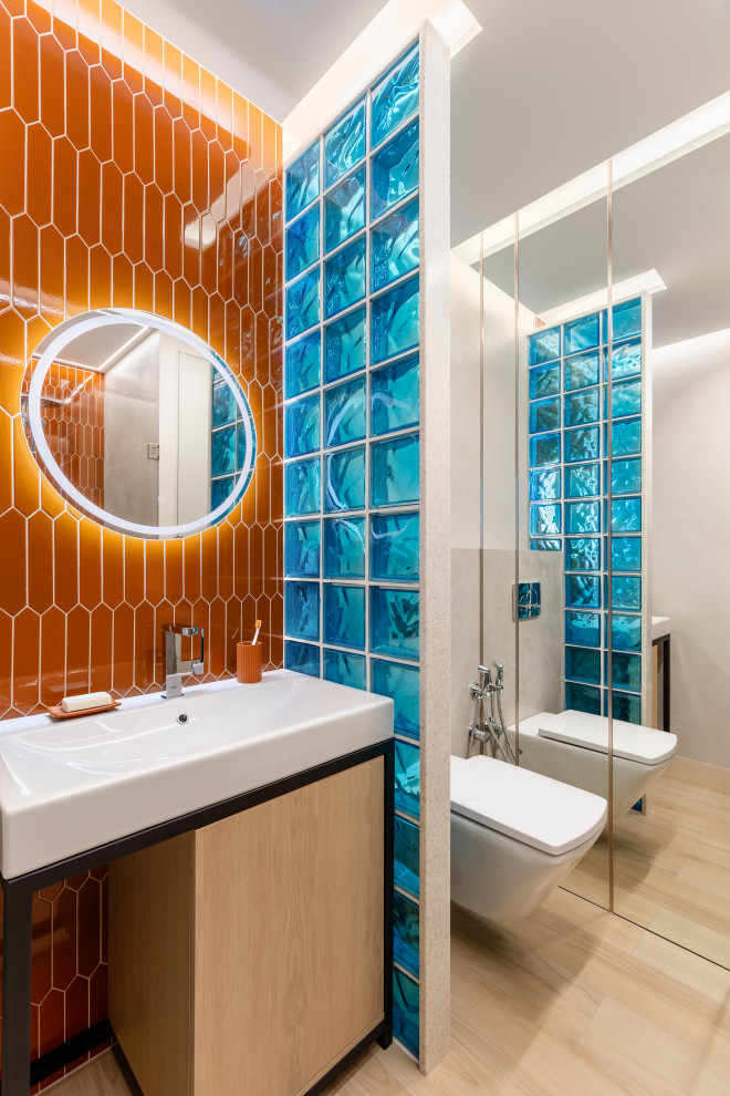 На фото: ванная комната среднего размера в современном стиле с стеклянной плиткой, синими стенами, душевой кабиной и панелями на части стены с