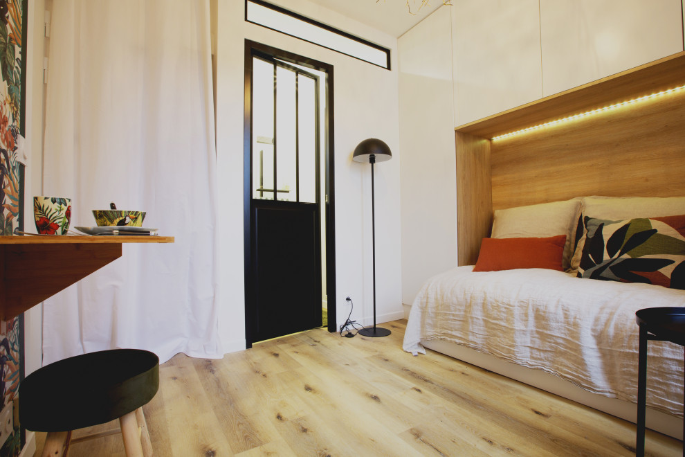 Идея дизайна: маленькая изолированная гостиная комната в стиле лофт с белыми стенами, светлым паркетным полом, бежевым полом и деревянными стенами без камина, телевизора для на участке и в саду