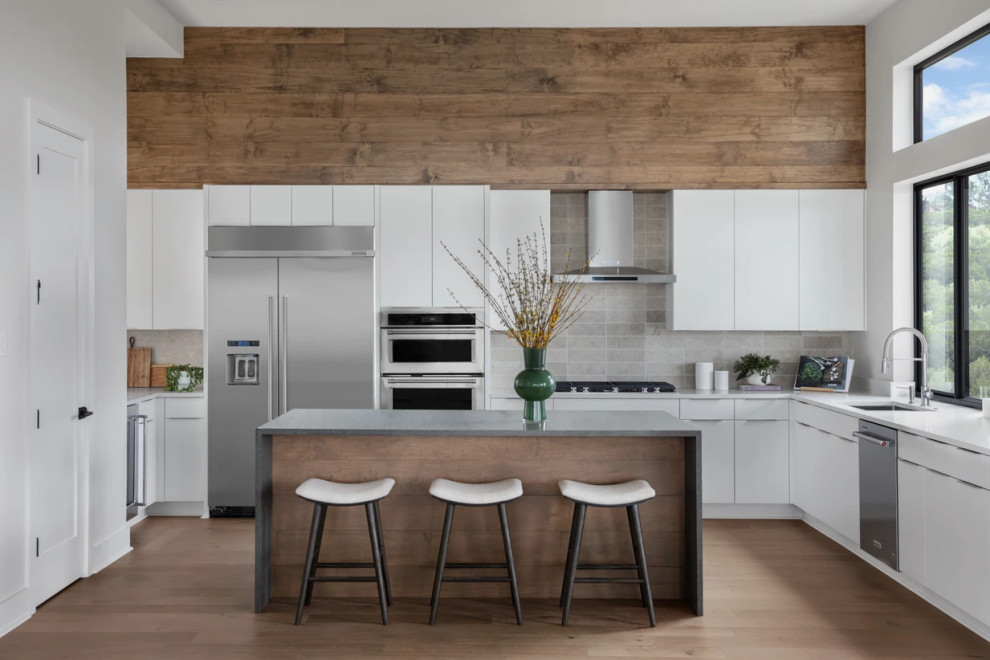Kitchen - modern kitchen idea in Austin