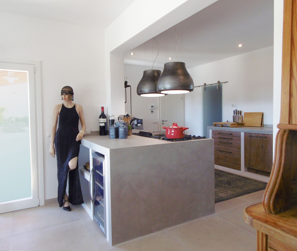 マヨルカ島にある低価格の広い地中海スタイルのおしゃれなキッチン (シングルシンク、ヴィンテージ仕上げキャビネット、コンクリートカウンター、白いキッチンパネル、シルバーの調理設備、セラミックタイルの床、グレーの床、グレーのキッチンカウンター) の写真