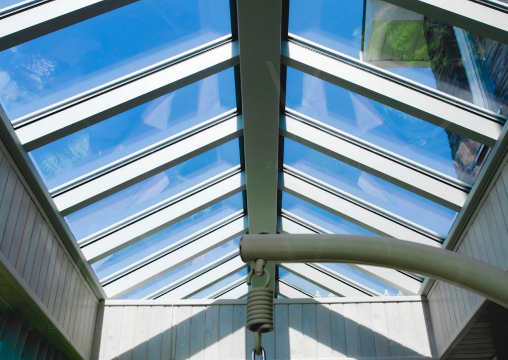 Стеклянная веранда с теплым поворотно-сдвижным и холодным безрамным остеклением