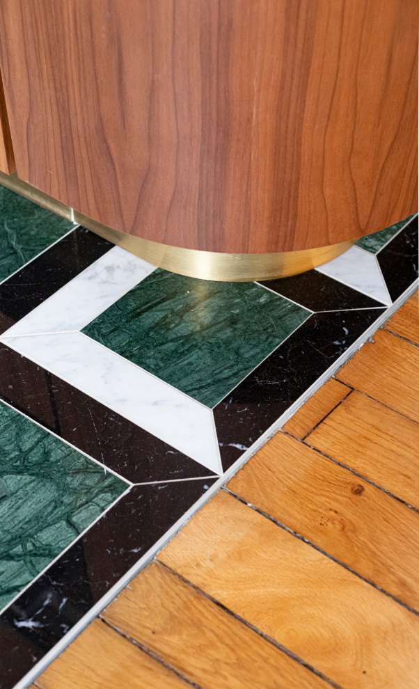 Inredning av ett klassiskt mellanstort grön grönt kök med öppen planlösning, med en undermonterad diskho, skåp i mellenmörkt trä, marmorbänkskiva, stänkskydd med metallisk yta, spegel som stänkskydd, marmorgolv, en köksö och flerfärgat golv