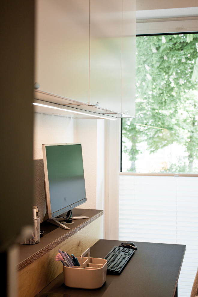 Aménagement d'un petit bureau scandinave avec un mur vert, un sol en liège, aucune cheminée, un bureau intégré, un sol marron, un plafond en papier peint et du papier peint.