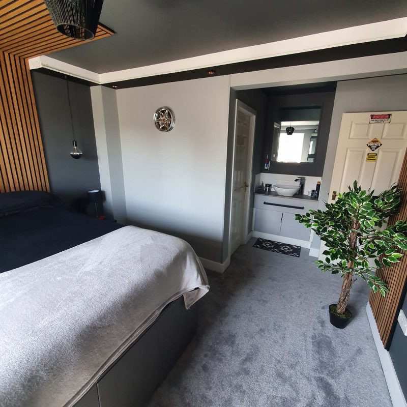 Idee per una camera matrimoniale minimalista di medie dimensioni con pareti grigie, moquette, pavimento grigio, soffitto a cassettoni e pannellatura