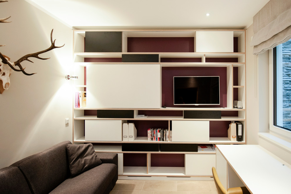 Mittelgroßes Modernes Untergeschoss mit weißer Wandfarbe, Keramikboden und grauem Boden in München