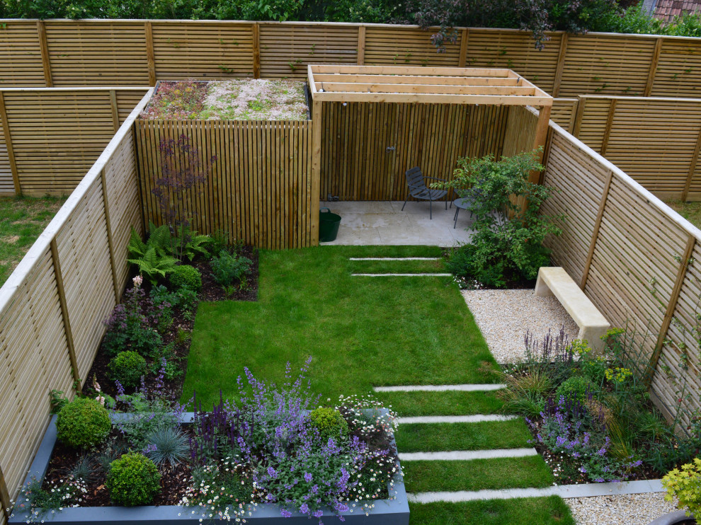 Foto di un piccolo giardino minimalista esposto a mezz'ombra dietro casa in estate con recinzione in legno