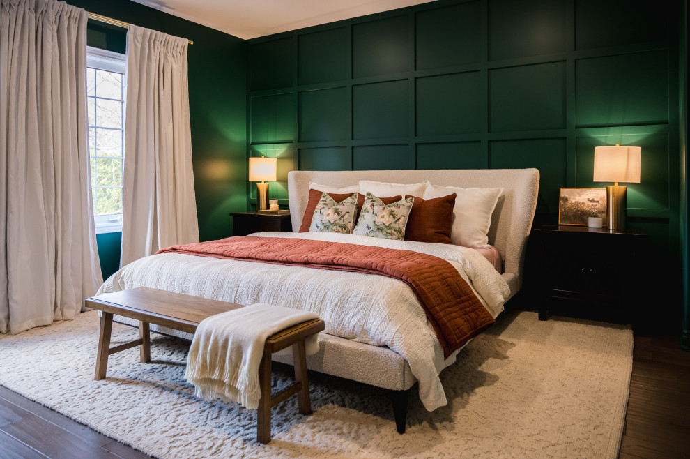 Идея дизайна: спальня в стиле неоклассика (современная классика) с зелеными стенами, темным паркетным полом, коричневым полом и панелями на части стены