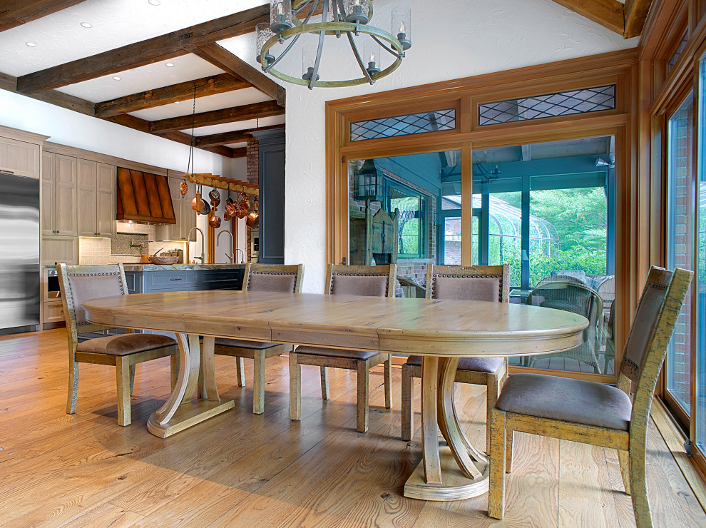 Inspiration for a transitional dining room remodel in Chicago