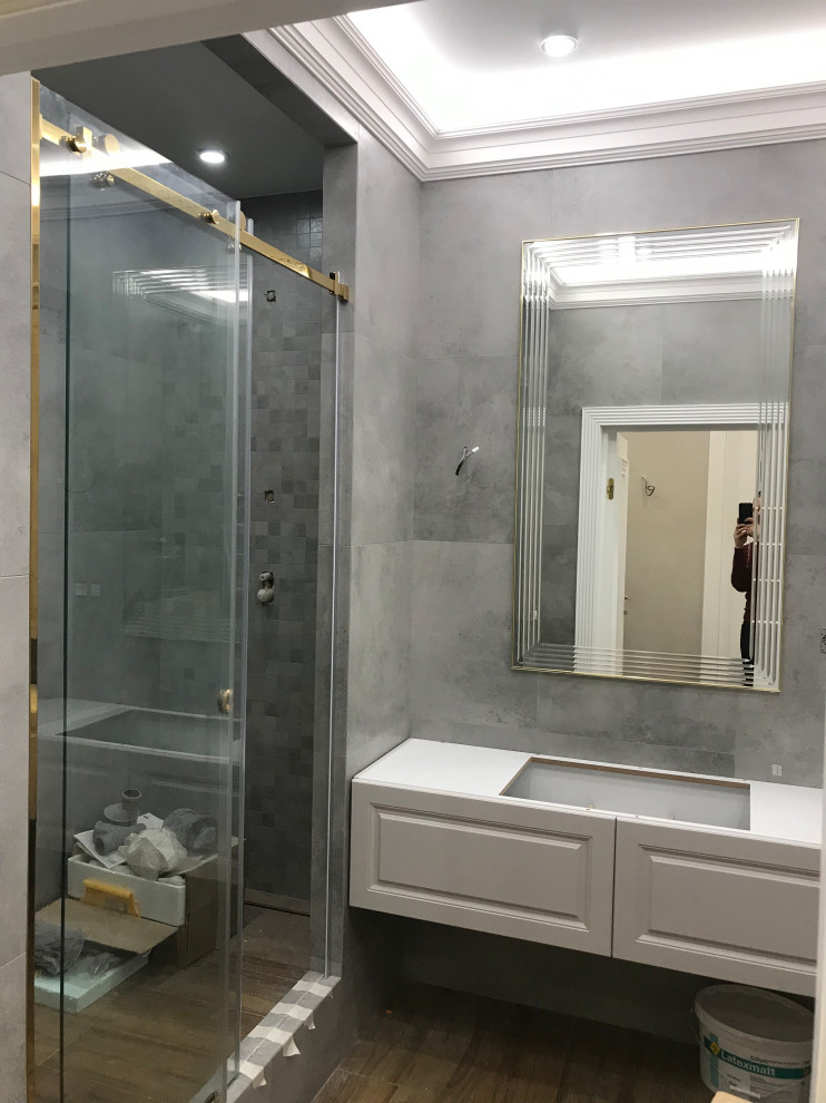 Душевые и зеркала в золотой фурнитуре