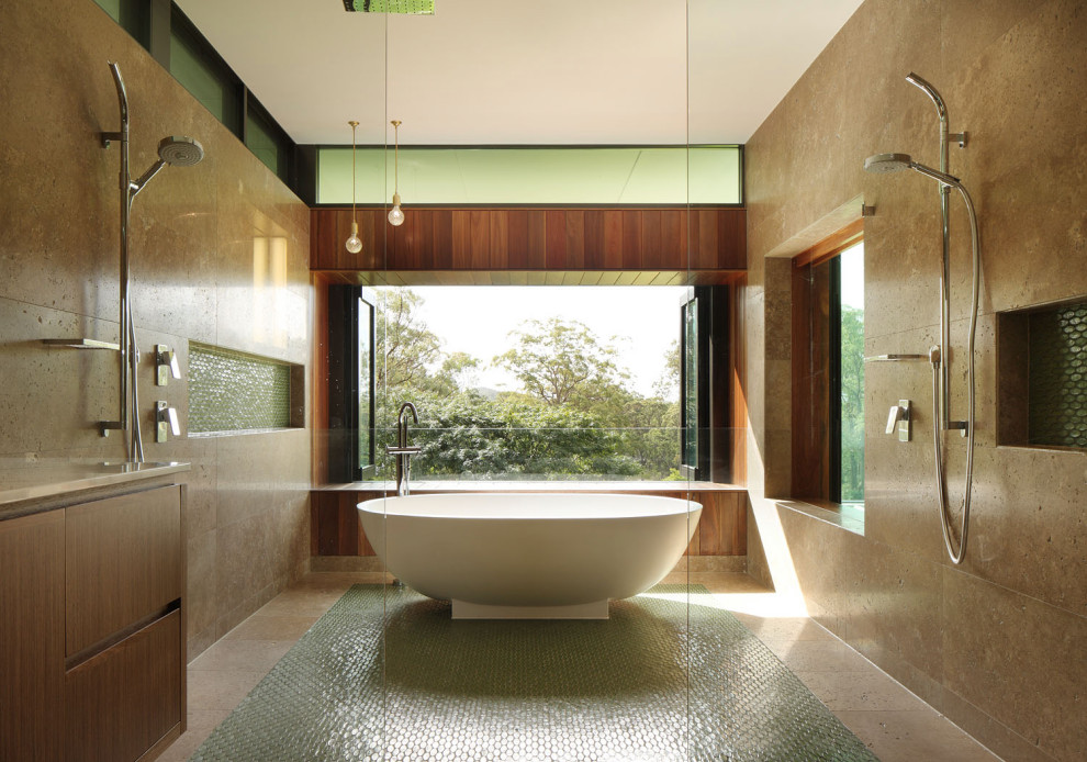 Inredning av ett lantligt stort badrum, med luckor med infälld panel, skåp i mellenmörkt trä, ett fristående badkar och brun kakel