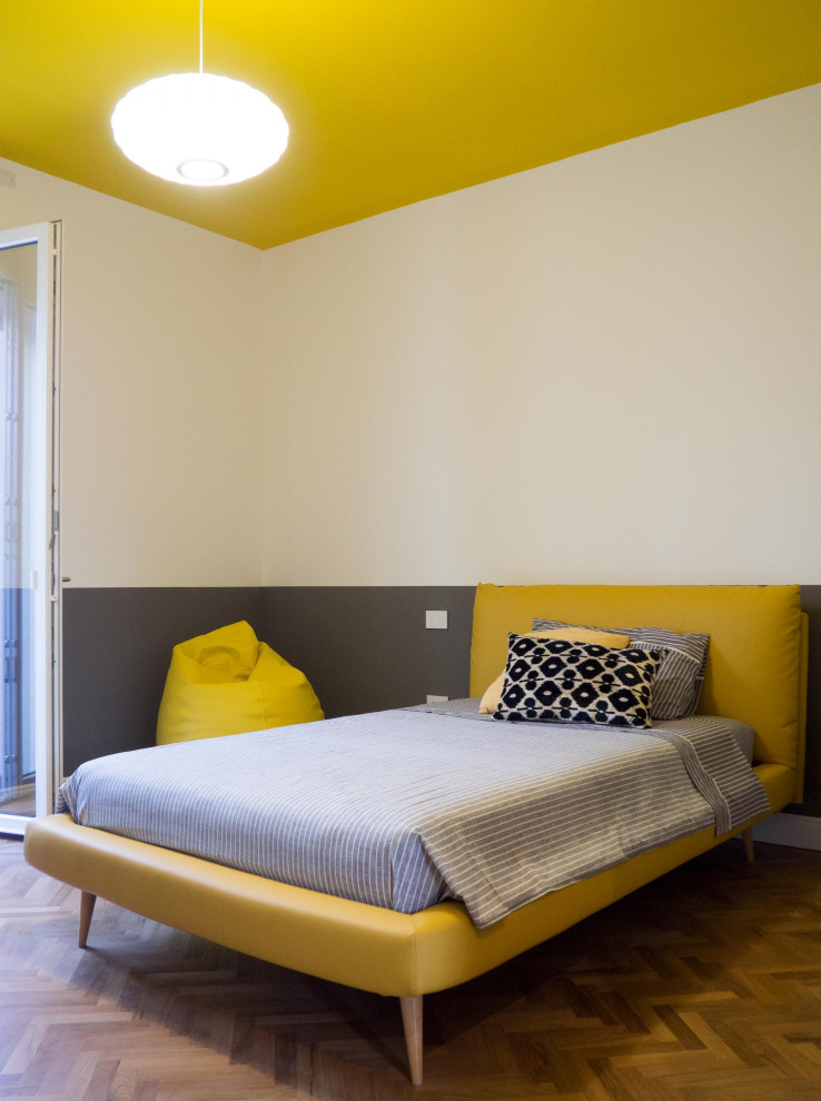 Inspiration för ett mycket stort eklektiskt pojkrum kombinerat med sovrum, med blå väggar och mörkt trägolv