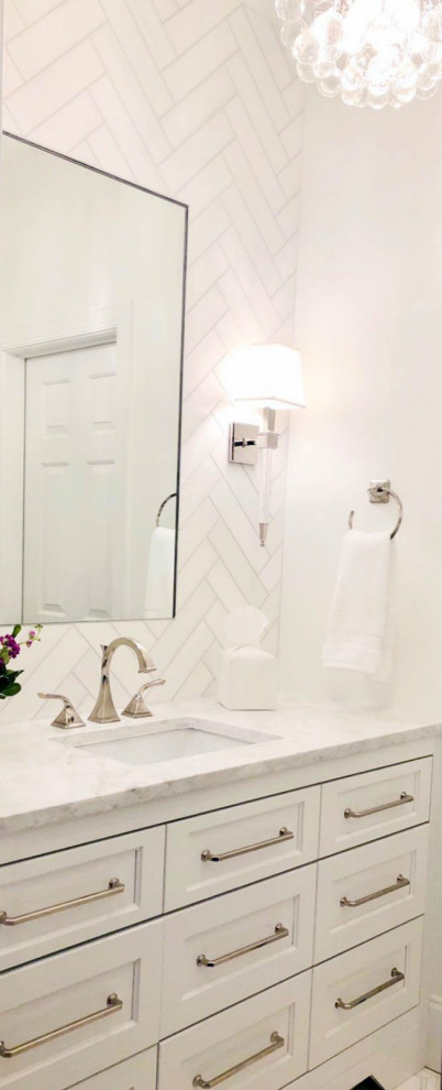 На фото: серо-белая ванная комната среднего размера: освещение в современном стиле с фасадами в стиле шейкер, белыми фасадами, душем в нише, унитазом-моноблоком, белой плиткой, мраморной плиткой, белыми стенами, мраморным полом, врезной раковиной, мраморной столешницей, белым полом, душем с распашными дверями, белой столешницей, тумбой под одну раковину, напольной тумбой, потолком с обоями и душевой кабиной