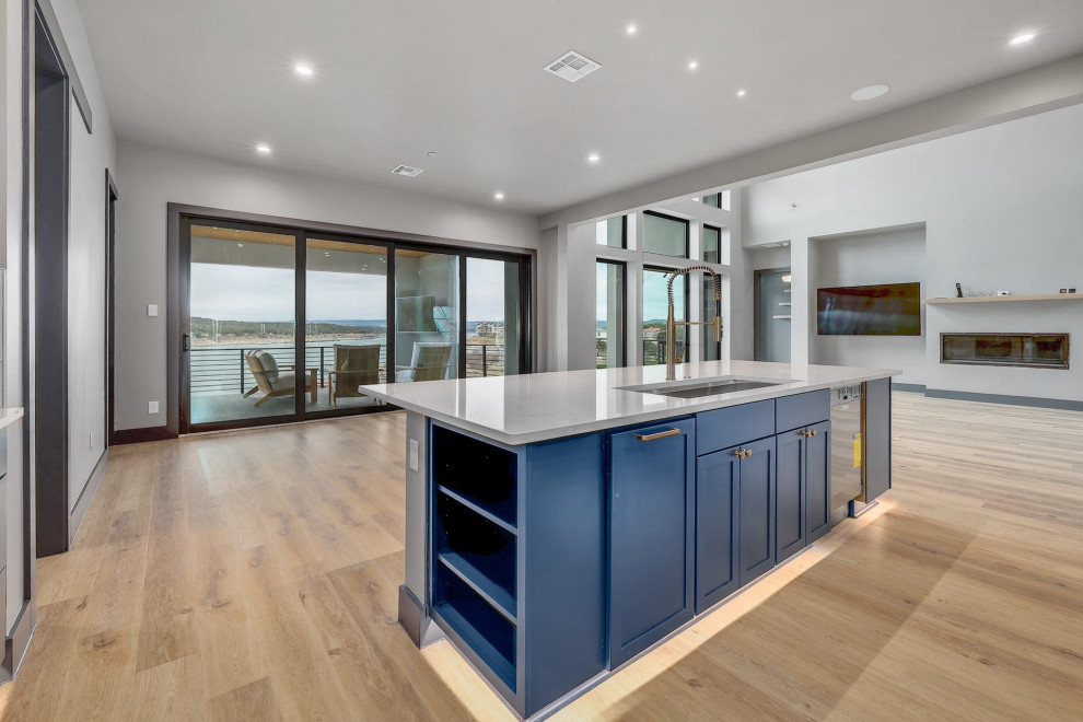Kitchen - modern kitchen idea in Austin