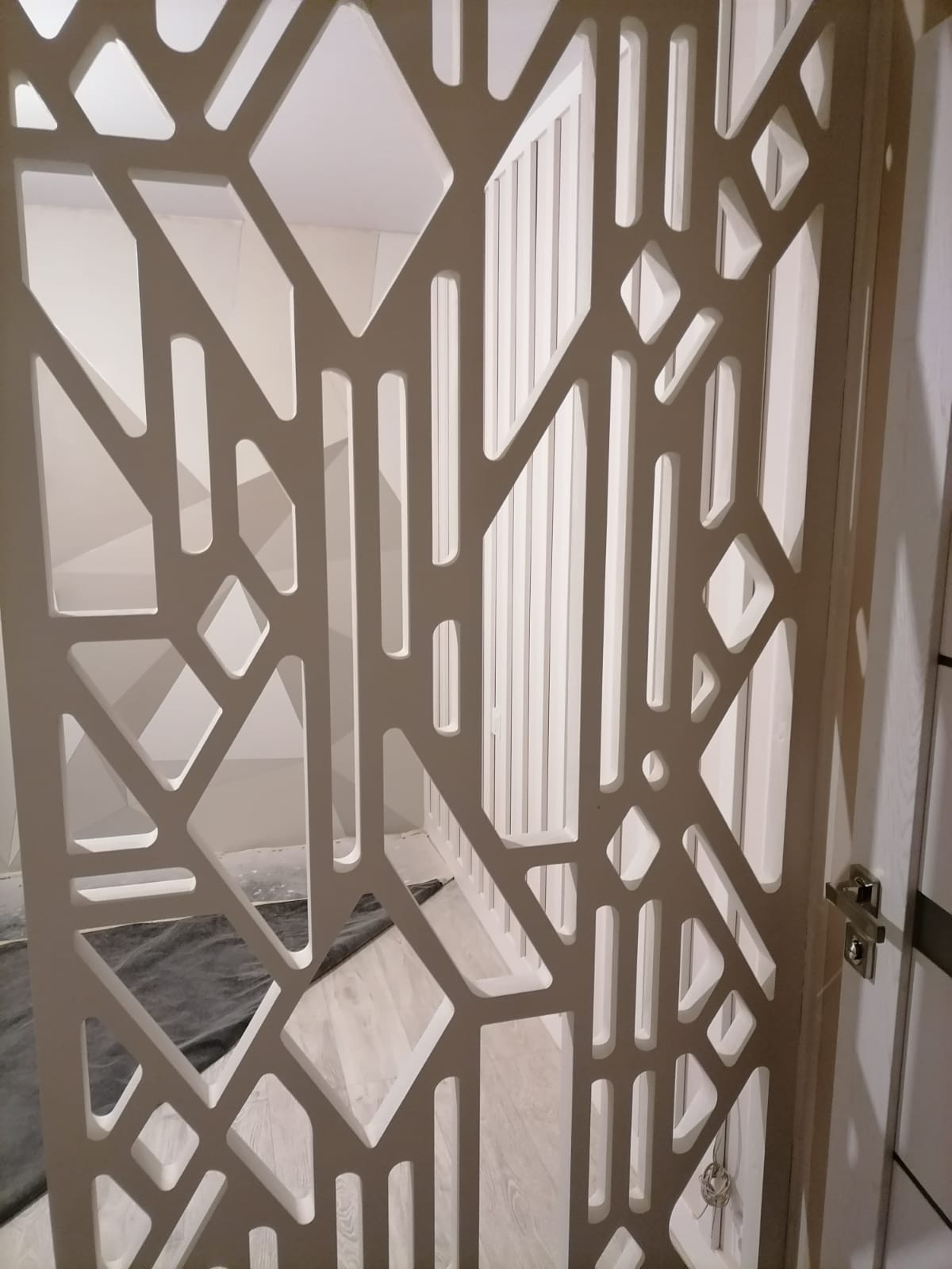 Спальня для девушки с использованием реек и перегородки