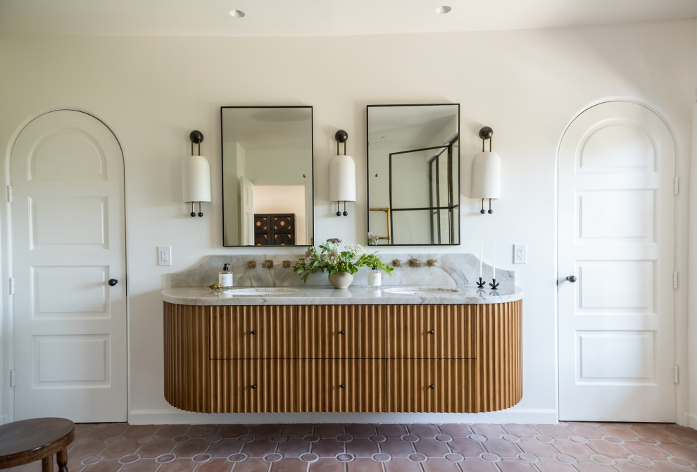 Idee per una stanza da bagno mediterranea con ante in legno scuro, pareti bianche, lavabo sottopiano, pavimento rosso, top grigio, due lavabi e mobile bagno sospeso