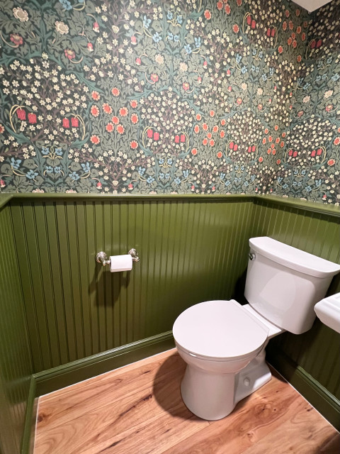 Farrow and Ball Wainscoting - French Country - Toilettes - New York - par  Red Poppy Painting and Design