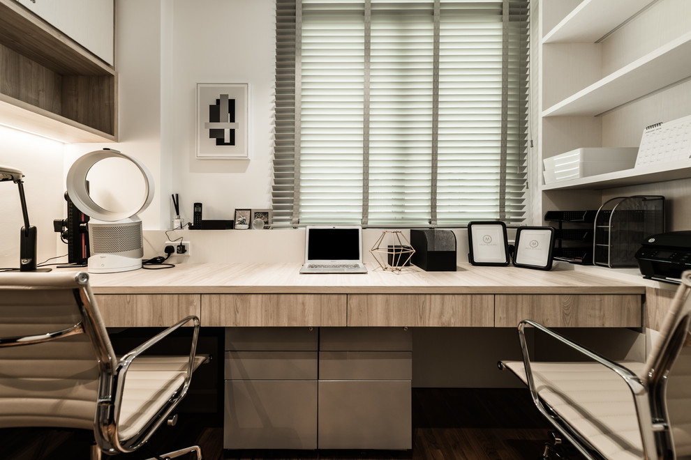 This is an example of a contemporary home office in Singapore.