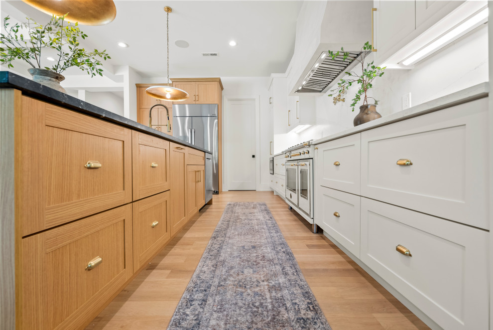 Kitchen - transitional kitchen idea in DC Metro