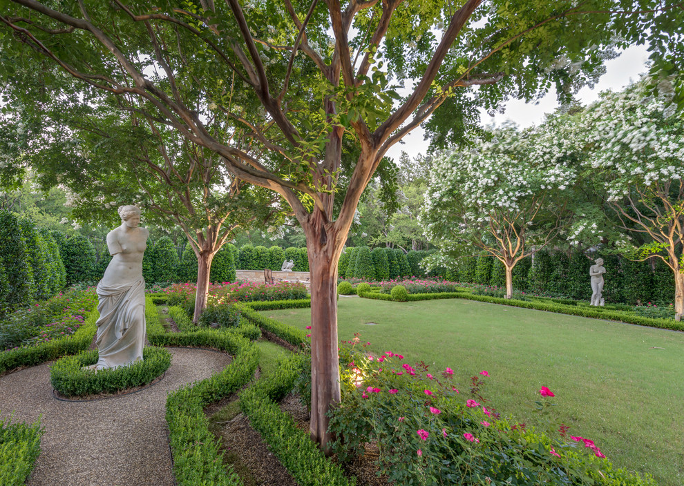 Design ideas for an expansive traditional formal garden in Dallas.