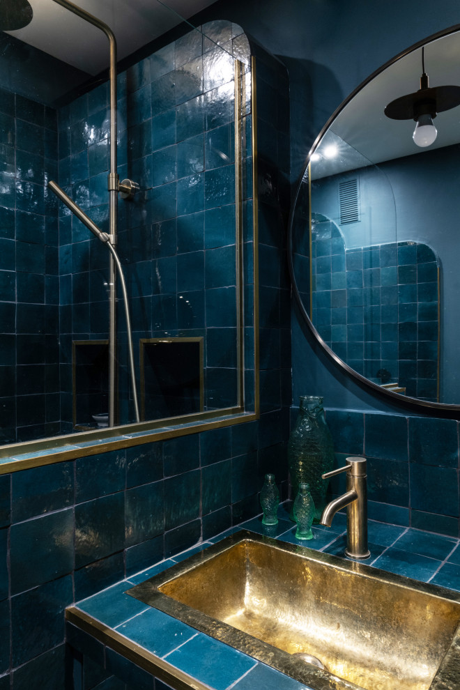 Источник вдохновения для домашнего уюта: маленькая ванная комната со стиральной машиной в современном стиле с фасадами островного типа, открытым душем, синей плиткой, керамической плиткой, синими стенами, полом из цементной плитки, душевой кабиной, врезной раковиной, столешницей из плитки, синей столешницей, тумбой под одну раковину и встроенной тумбой для на участке и в саду