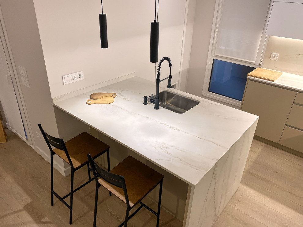 Réalisation d'une cuisine minimaliste.