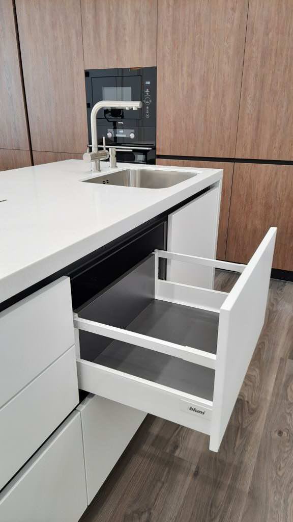 Интерьер кухни-гостиной с островом