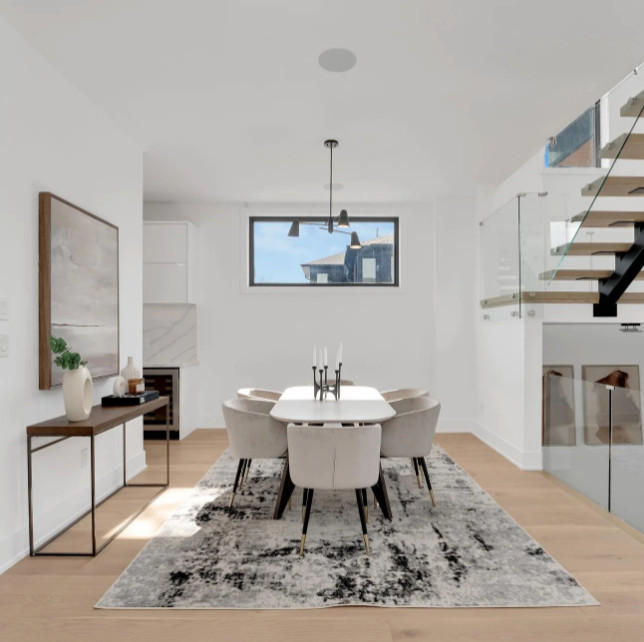 Dining room - dining room idea in Toronto